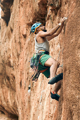 Escalador en roca roja 