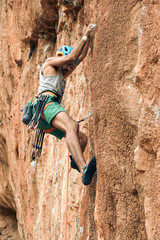Escalador en roca roja