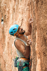 Close up de un escalador tenso escalando