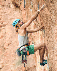Escalador en roca roja