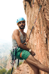 Escalador descansando en la vía mirandonos cansado