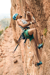 Escalador tenso escalando