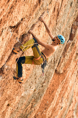 Escalador agarrando pared rocosa con ambas manos