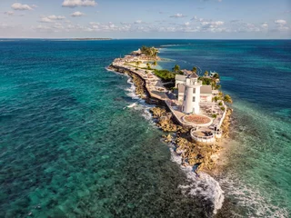 Foto op Plexiglas A small exotic island with lighthouse in Bahamas. Pearl island is very popular tourist destination for the guests on a cruise ship. Close to Nassau. © shorex.koss
