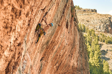 Escalador en pared de roca roja