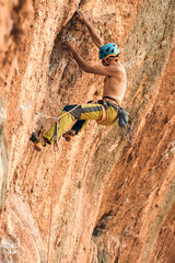 Escalador en pared desplomada