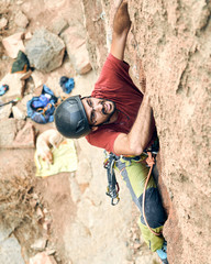 Escalador en roca desde arriba