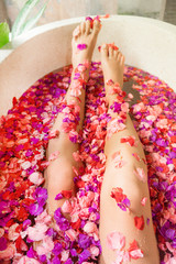 Obraz na płótnie Canvas Woman having a flower bath at the spa
