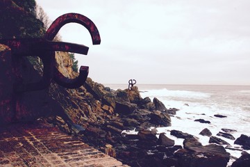 Fototapeta premium Monumento peine del viento en San Sebastian y sus vistas hacia el mar