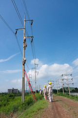 The groundman waits for supplies to the lineman
