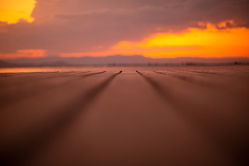 Madera de embarcadero desenfada al atardecer