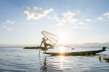 Traditioneller Einbeinfischer am Inle Lake, Myanmar