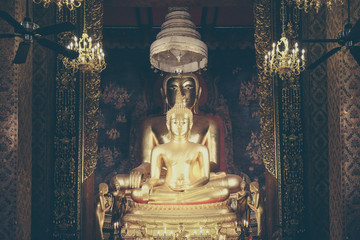 Obraz premium Golden Buddha in the temple Thailand
