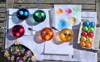 Ostereier selber färben mit bunten wasserbasierten Farben, do it yourself Oster Basteln (DIY) 