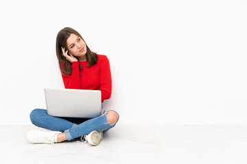 Naklejka premium Tenaager girl working with pc isolated on white background thinking an idea