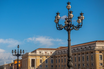 Fototapeta na wymiar Latarnia na placu Świętego Piotra w Watykanie. Jedna z kilku ozdobnych, zabytkowych latarni.