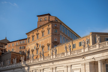 Zabytkowe budynki przy placu świetego Piotra. Okna pomieszczeń w których mieszka papież Franciszek. Watykan, Włochy - obrazy, fototapety, plakaty