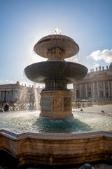Piękna, zabytkowa fontanna na placu Św. Piotra w Watykanie, Piękny słoneczny dzień, wielu turystów. Włochy, Europa