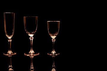 Verres sur fond noir avec reflet.	