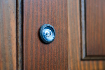 Fototapeta premium close-up of a peephole on a wooden door