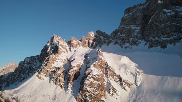 Dolomiti monte Pelmo Cadore immagini con drone 4K 30fps movimento verticale della camera