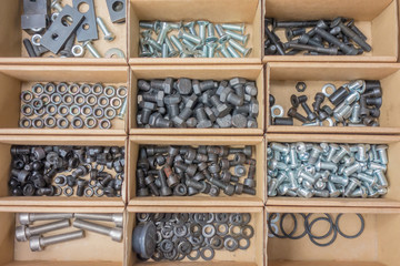 タイプごとに分けられたネジやナットのイメージ素材。