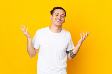 Naklejka premium Caucasian man over isolated background smiling a lot