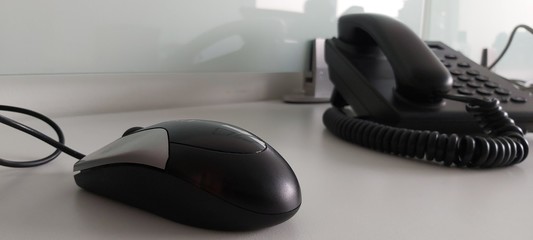 En la oficina una mañana, at the office, phone office, mouse