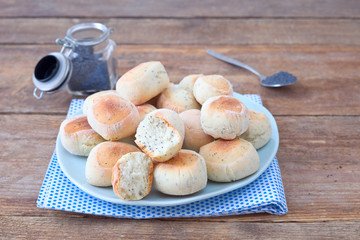 Kleine Brötchen mit Mohn