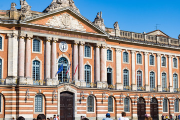 Fototapeta na wymiar Place du Capitole de Toulouse et son Hôtel de Ville