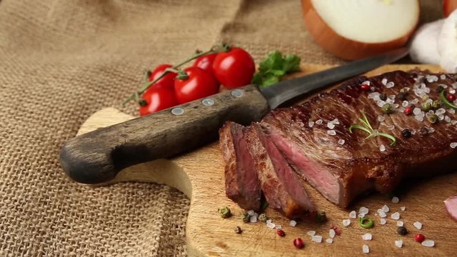 Medium Rumpsteak mit Pfeffer, Salz und Rosmarin aufgeschnitten