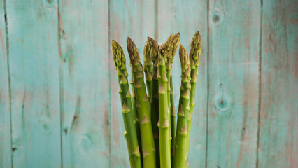 Des asperges sur un mur de planche de bois de couleur verte