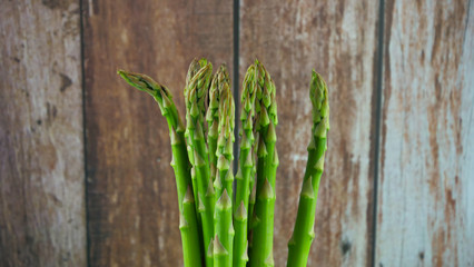 Des asperges sur un mur de planche de bois de couleur brune