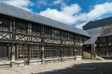 Fototapeta na wymiar Pest-Beinhaus L’aître Saint-Maclou in Rouen