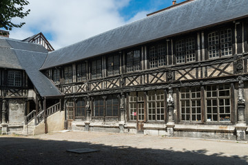 Fototapeta na wymiar Pest-Beinhaus L’aître Saint-Maclou in Rouen
