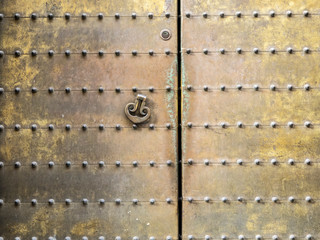 Detalle de una de las puertas de metal de la Mezquita de Cordoba
