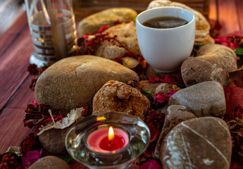 pausa relajante con te, sahumerio y vela aromatica