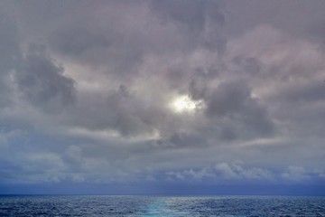 Grauer Himmel überm Atlantik
