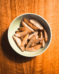 tazón de patatas fritas al horno sobre mesa de madera