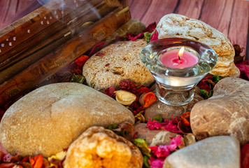pausa relajante con sahumerio y velas perfumadas
