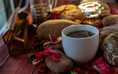 pausa relajante con te, sahumerio y vela aromatica
