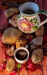 Jarra artesanal decorada de ceramica on taza de te
