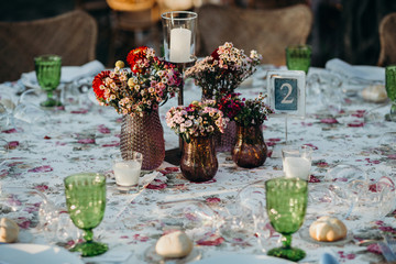 Decoración elegante de bodas y eventos en la naturaleza, campo  