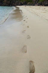 Fußspuren im Sand am Meer