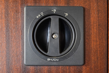 Step switch for attenuating the high volume on speaker.