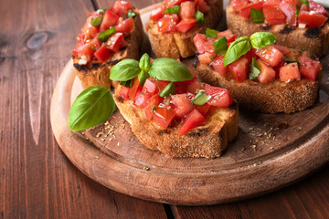 Classiche bruschette italiane al pomodoro fresco. olio extravergine di oliva, aglio, basilico e origano