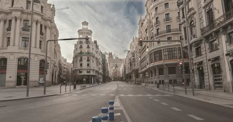 Foto auf Leinwand MADRID, SPANIEN - 2. APRIL 2020: Das Stadtzentrum &quot La gran vía&quot  von Madrid (Spanien) bleibt während der zur Bekämpfung der Covid-19-Krise erlassenen Quarantäne vollständig leer. Coronavirus-Pandemie in Europa. © sanson carrasco