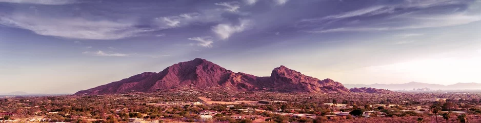Rolgordijnen Scottsdale, Phoenix Arizona, Grootschalige extra brede hoge detailweergave van de vallei van de zon met Camelback Mountain als brandpunt op een warme mooie zonnige lentemiddag. © BCFC