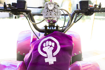 feminismo motocicleta niña empoderamiento mujer femenino princesa poder