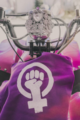 feminismo motocicleta niña empoderamiento mujer femenino princesa poder 